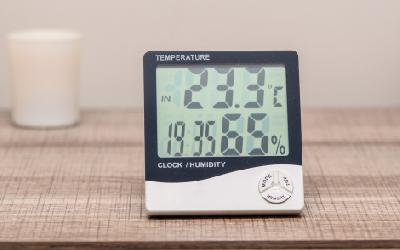 Hygromètre Pour Mesurer L'humidité De L'air. Un Dispositif De Mesure De L' humidité Et De La Température Photo stock - Image du mètre, maison:  212277486